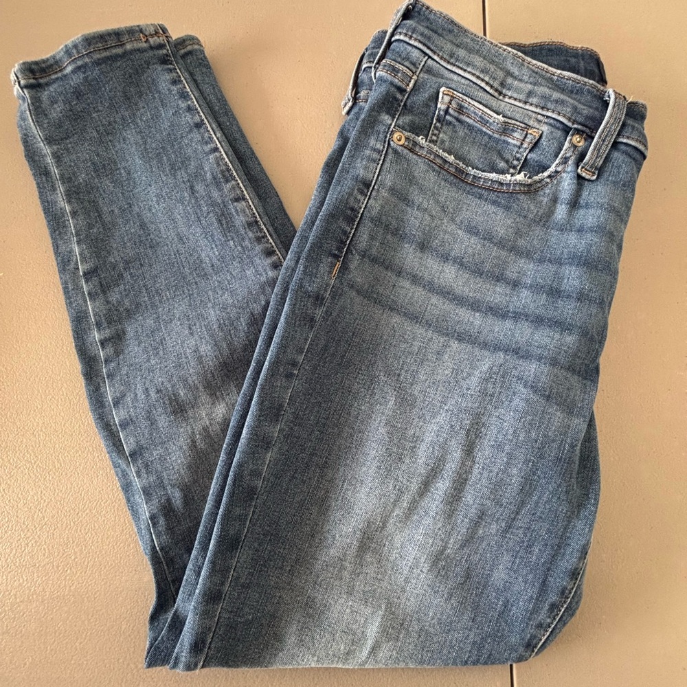 Lucky Brand skinny jeans. Size 8/29. EUC.
